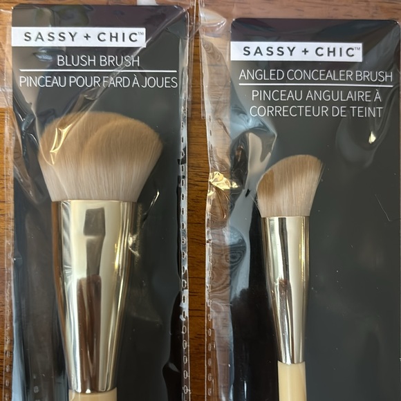 3 Bundled Brushes: Foundation, Blush, & Angled Concealer brushes. - Picture 2 of 8